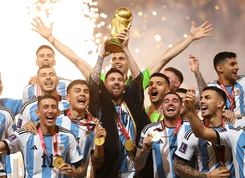 Khoảnh khắc Messi nâng cao cúp vàng danh giá cùng đội tuyển quốc gia Argentina.