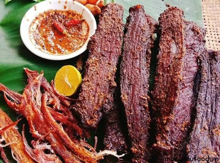 Thịt trâu gác bếp thơm mùi khói, dai ngon cùng gia vị mắc khén.