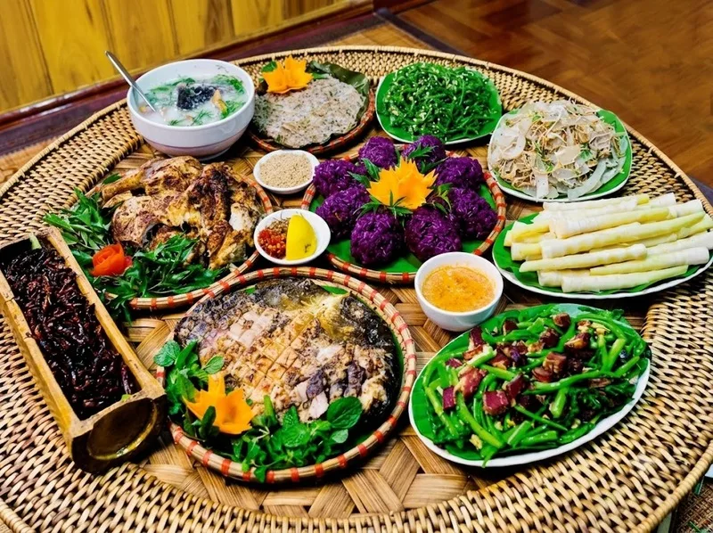 Ẩm thực Tây Bắc mang đậm hương vị núi rừng và nét văn hóa bản địa.